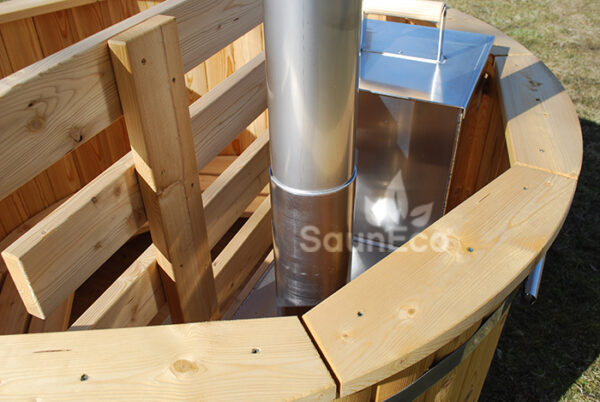 Larch wooden hot tub from Sauneco